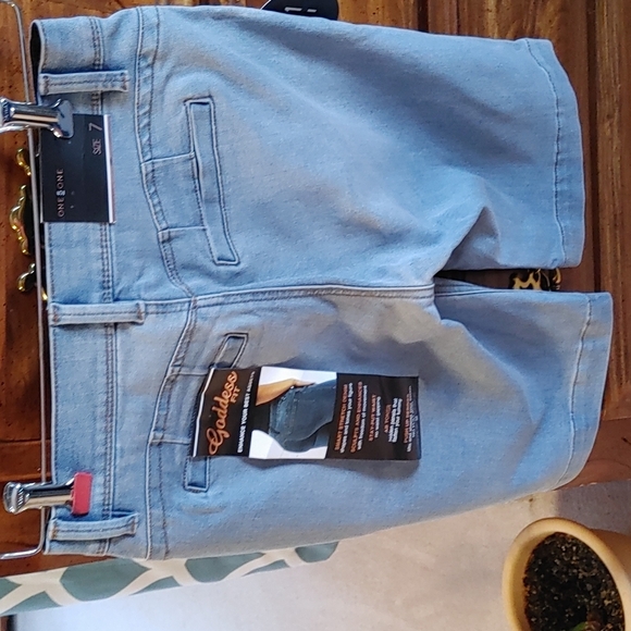 🌻NWT One 5 One Ladies Goddess Fit Bermuda Shorts - Picture 5 of 9